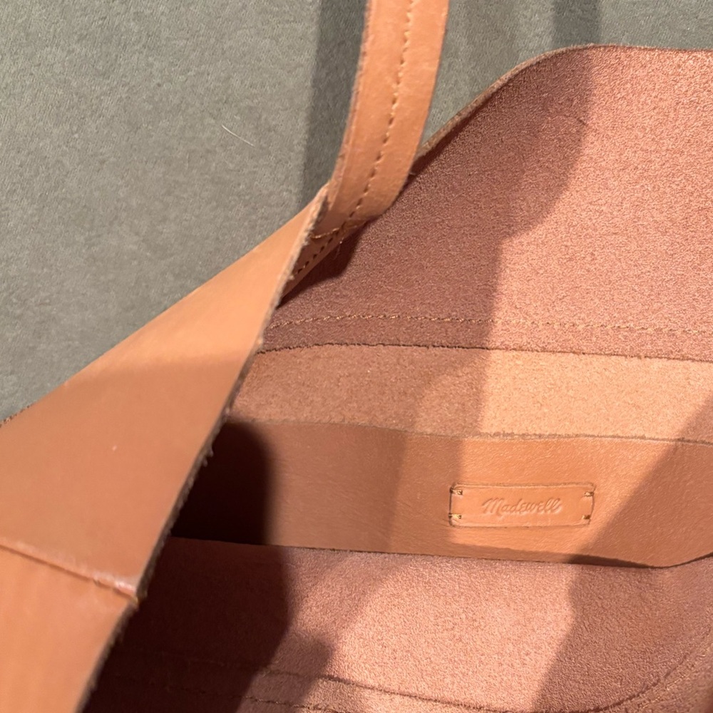 MADEWELL The Magazine Leather Tote in Distant Sand - Picture 4 of 5